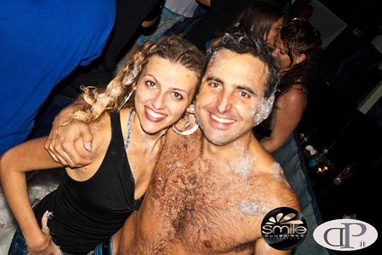 Franca e i suoi ricci ''effetto schiuma party'' insieme al suo fidanzato